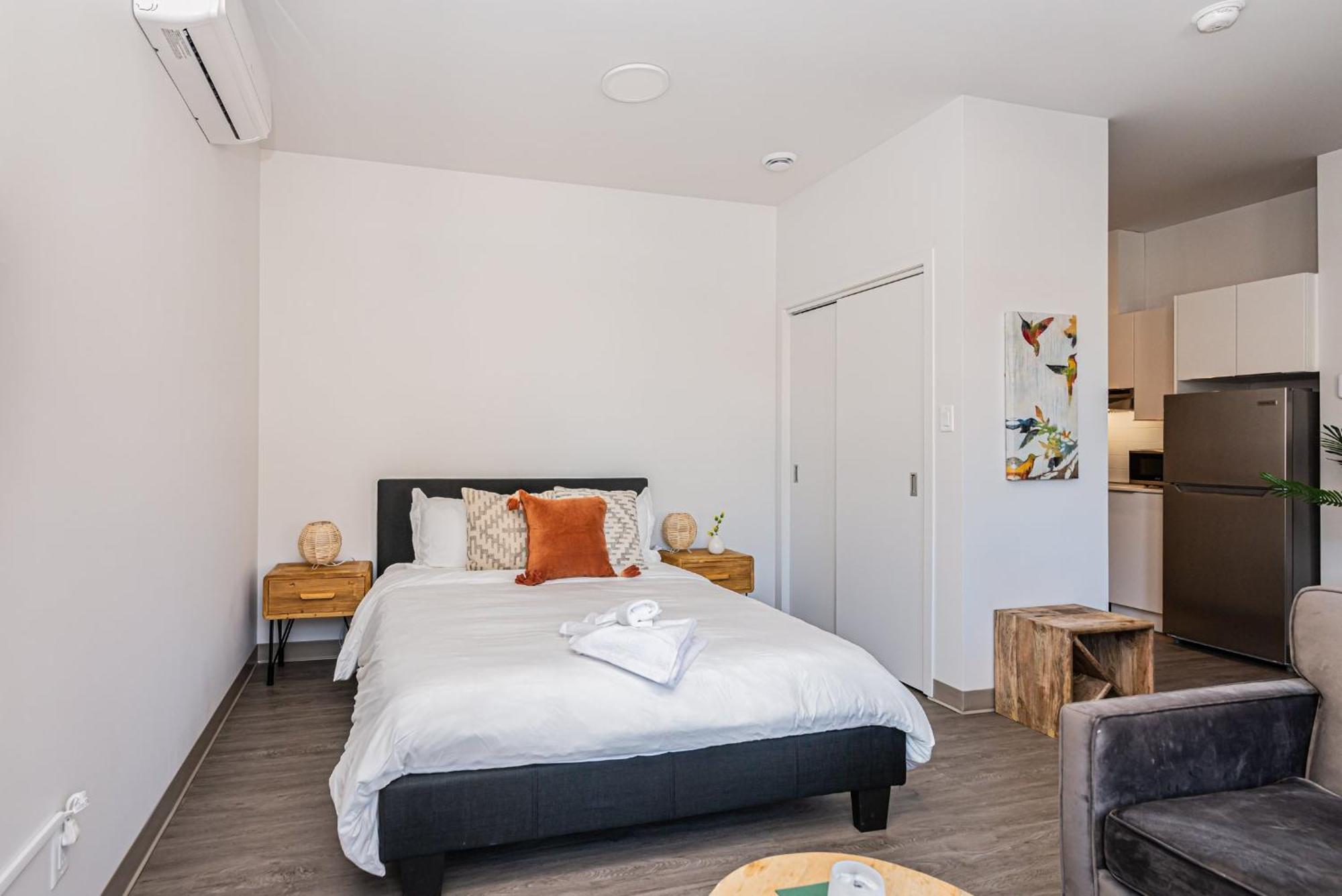 Wonderful New Studio Close To Mount Royal By Den Stays Montreal Room photo